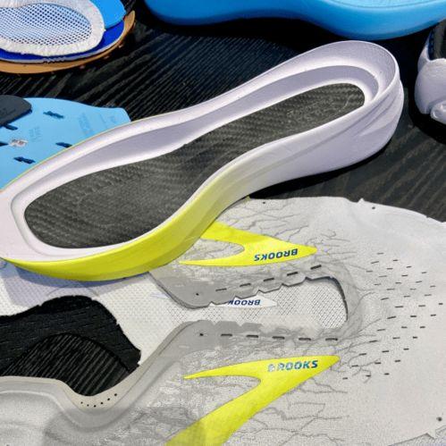 国产碳板跑鞋开箱视频,轻盈科技,速度与激情的完美融合