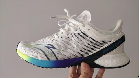 国产碳板跑鞋开箱视频,轻盈科技,速度与激情的完美融合